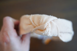 Step-by-step tutorial for a DIY knotted headband (photo tutorial)