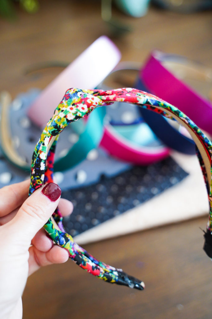 Step-by-step tutorial for a DIY knotted headband (photo tutorial)